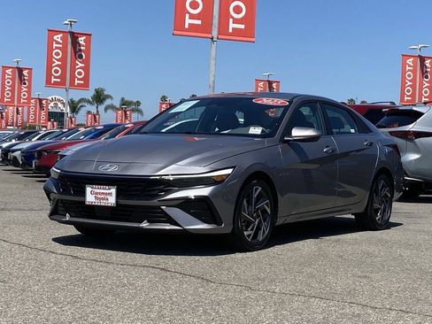 Used 2025 Hyundai Elantra SEL FWD image 35