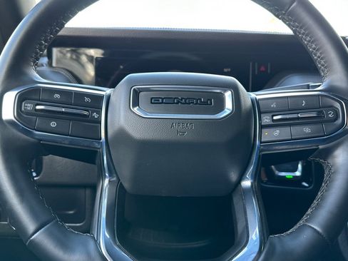 Used 2025 GMC Yukon Denali AWD/4WD image 23
