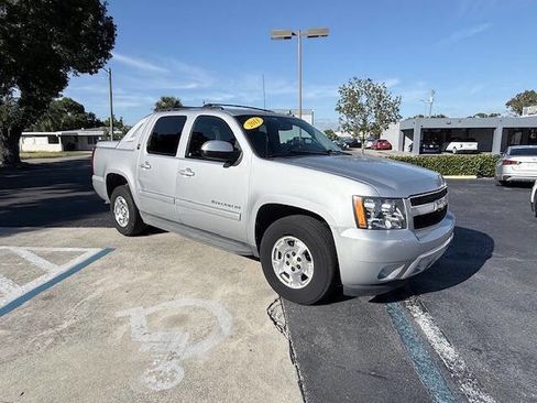 Used 2013 Chevrolet Avalanche LS image 2