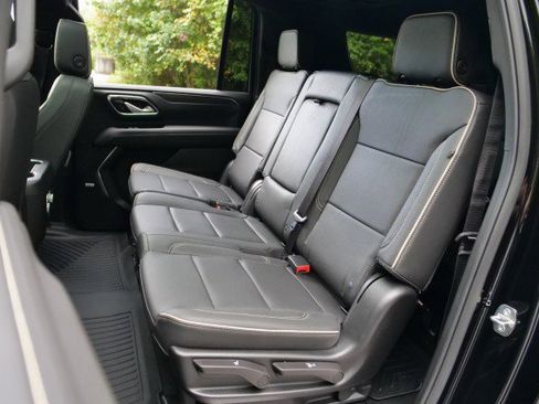 Used 2024 GMC Yukon XL SLT w/ SLT Luxury Package image 29