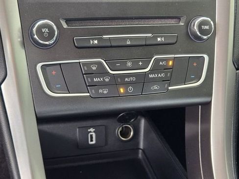 Used 2017 Ford Fusion SE w/ Fusion SE Technology Package image 20