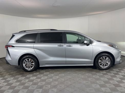 Used 2025 Toyota Sienna XLE image 42