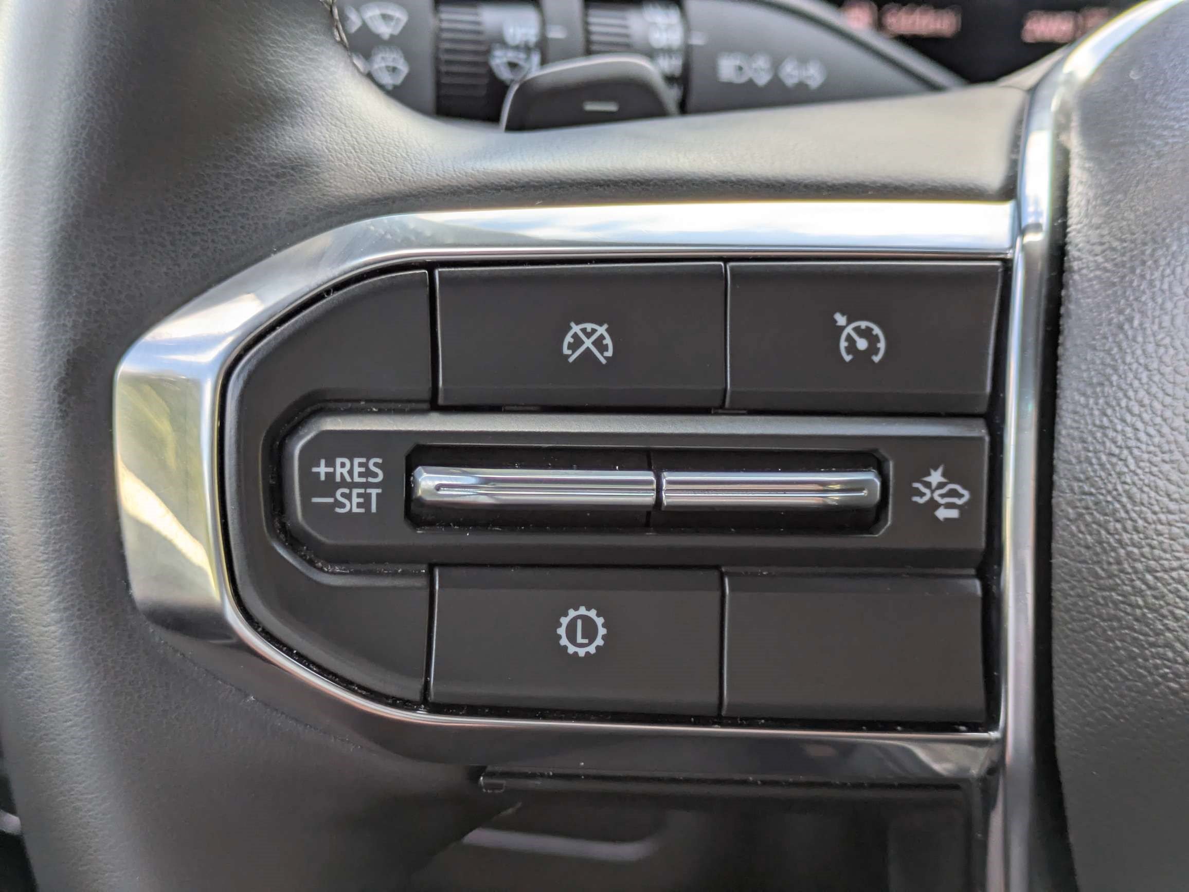 Used 2025 GMC Yukon XL Denali AWD/4WD image 23
