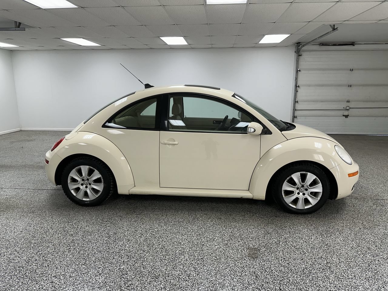 Used 2009 Volkswagen Beetle S FWD image 9