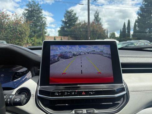 Used 2025 Jeep Compass Limited image 24