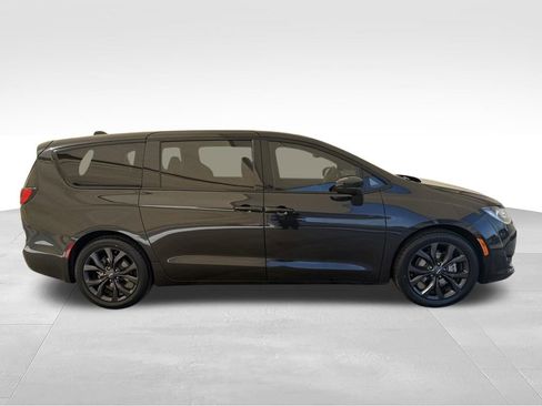 Used 2020 Chrysler Pacifica Touring w/ S Appearance Package FWD image 4