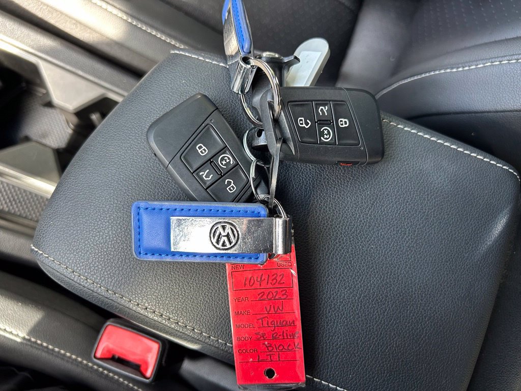 Certified 2023 Volkswagen Tiguan SE R-Line FWD image 50