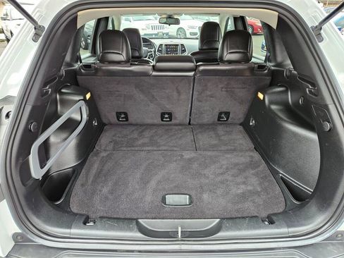 Used 2018 Jeep Cherokee Trailhawk AWD/4WD image 12