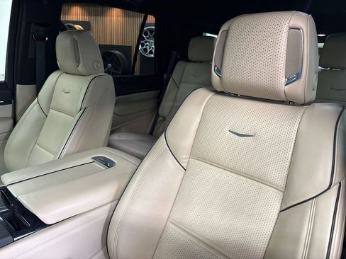 Used 2023 Cadillac Escalade Premium Luxury w/ Performance Package AWD/4WD image 31