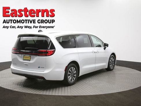 Used 2024 Chrysler Pacifica Select image 42
