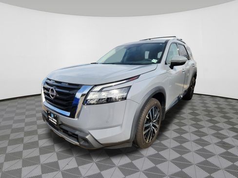 Used 2023 Nissan Pathfinder Platinum AWD/4WD image 2