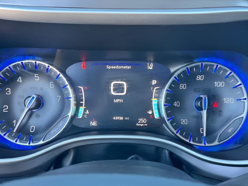 Used 2025 Chrysler Pacifica Select FWD image 16