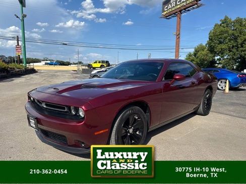 Used 2017 Dodge Challenger SXT image 1