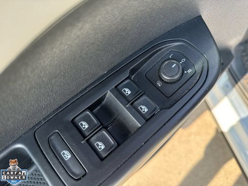 Used 2023 Volkswagen Taos SE w/ Panoramic Sunroof Package FWD image 16