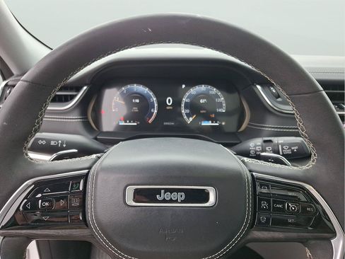 Used 2023 Jeep Grand Cherokee Overland w/ Luxury Tech Group IV AWD/4WD image 18