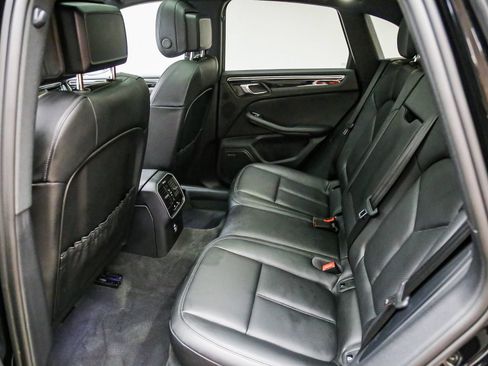 Certified 2025 Porsche Macan AWD/4WD image 23