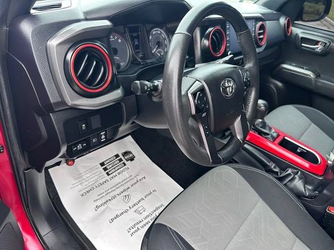 Used 2022 Toyota Tacoma TRD Off-Road AWD/4WD image 15
