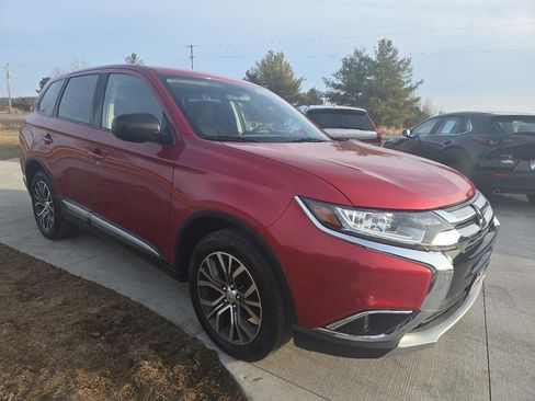 Used 2018 Mitsubishi Outlander SE image 3