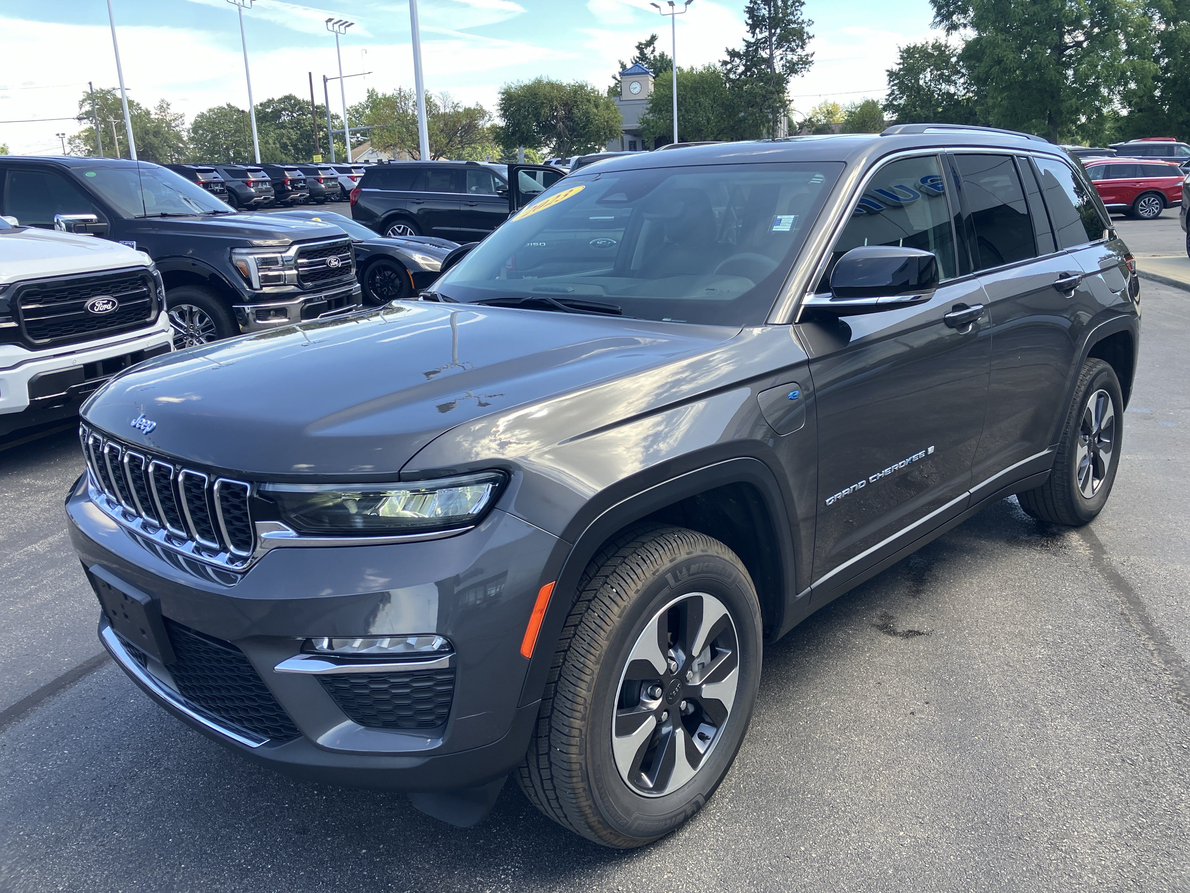 Used 2023 Jeep Grand Cherokee 4WD 4xe image 3