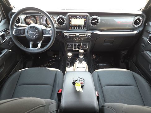 Used 2023 Jeep Gladiator Overland AWD/4WD image 10