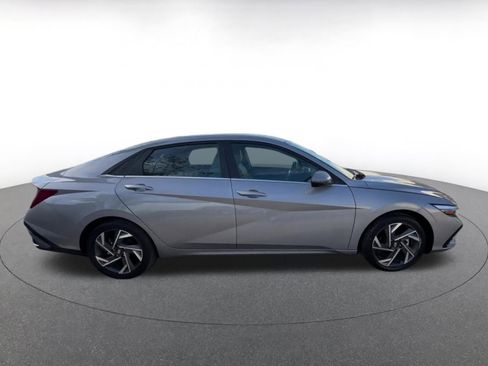 Used 2025 Hyundai Elantra Limited image 16