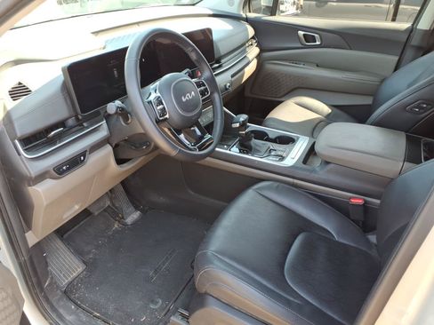 Used 2025 Kia Carnival EX FWD image 2