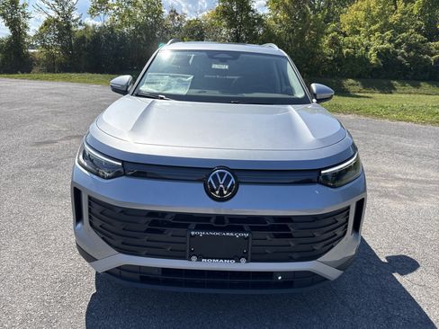 New 2025 Volkswagen Tiguan SE image 3