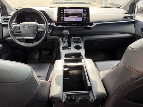Used 2022 Toyota Sienna XSE FWD image 4