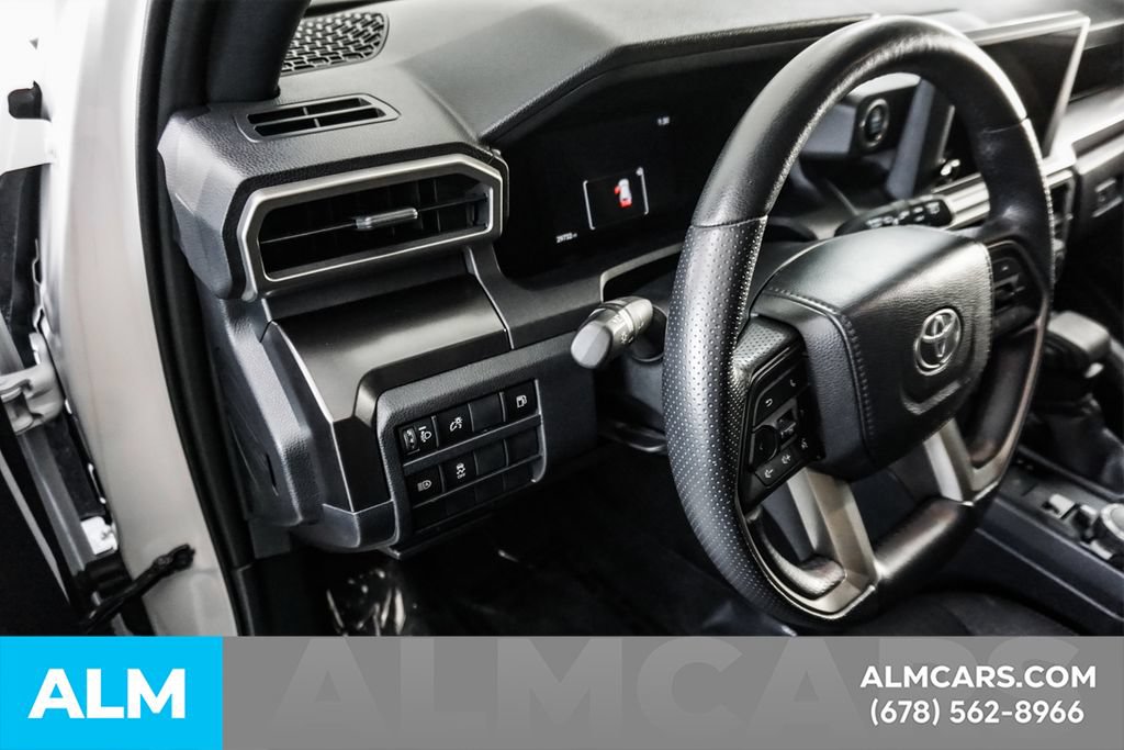 Used 2025 Toyota 4Runner SR5 AWD/4WD image 31