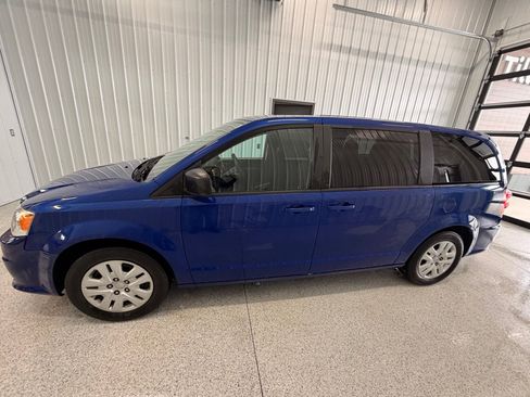 Used 2018 Dodge Grand Caravan SE w/ UConnect Hands-Free Group FWD image 4