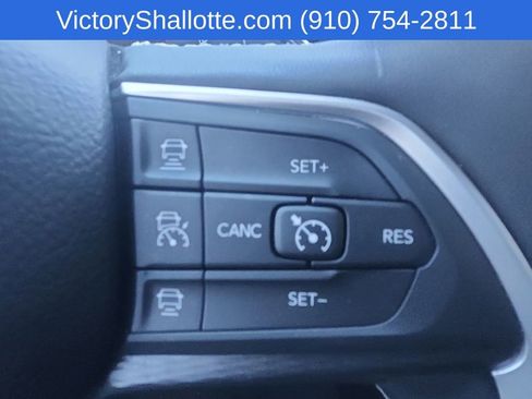 Used 2025 Jeep Grand Cherokee Laredo RWD image 11