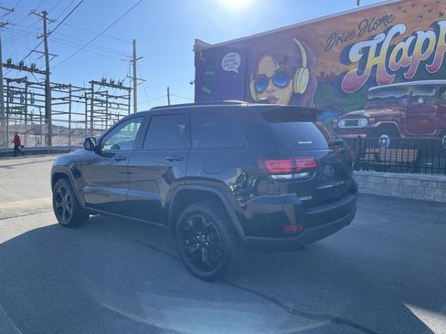 Certified 2019 Jeep Grand Cherokee Laredo image 3