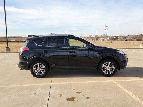 Used 2018 Toyota RAV4 XLE image 7