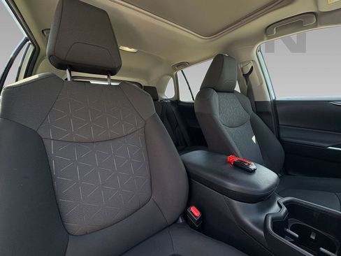 Used 2022 Toyota RAV4 XLE image 9