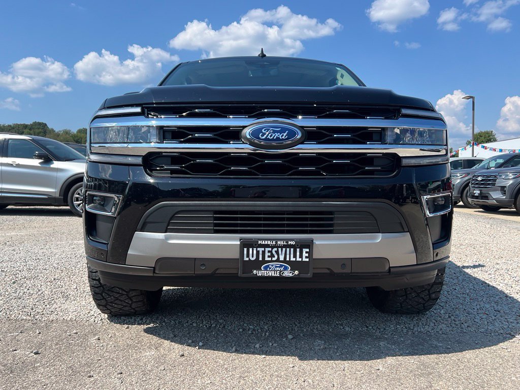 Used 2024 Ford Expedition Max Limited AWD/4WD image 3