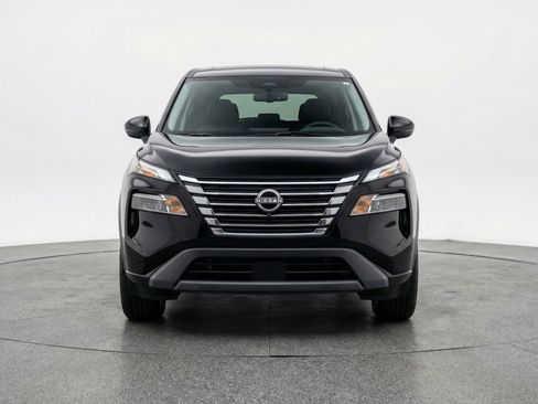 Used 2025 Nissan Rogue SV image 2