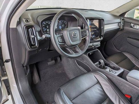 Used 2022 Volvo XC40 T4 Momentum FWD image 10
