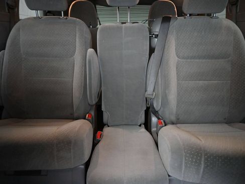 Used 2018 Toyota Sienna LE w/ Carpet Mat Package FWD image 28