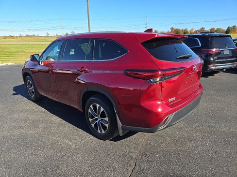 Used 2022 Toyota Highlander XLE image 3