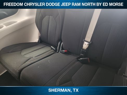 Used 2021 Chrysler Voyager L FWD image 20