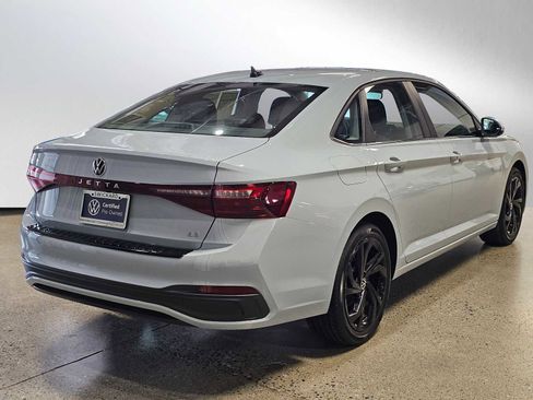 Certified 2025 Volkswagen Jetta SE image 7