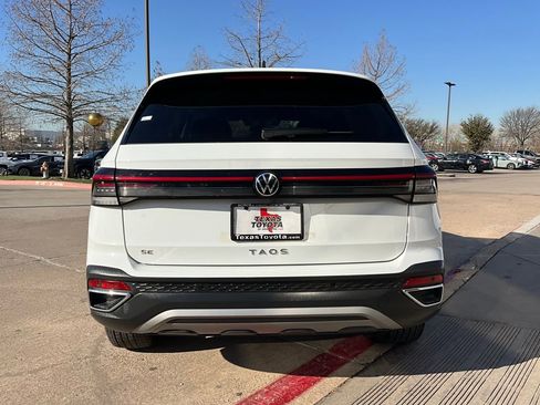 Used 2025 Volkswagen Taos SE image 7