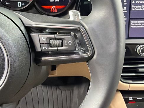 Certified 2025 Porsche Macan image 38