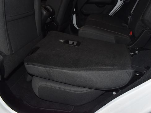 Used 2025 Jeep Wrangler Unlimited Sahara AWD/4WD image 11
