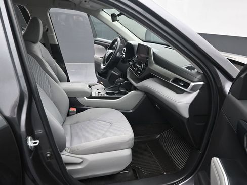 Used 2023 Toyota Highlander L FWD image 33