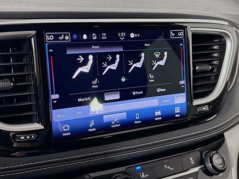 Used 2023 Chrysler Pacifica Touring-L FWD image 15