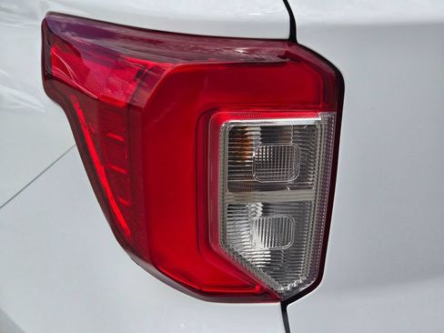 Used 2023 Ford Explorer XLT AWD/4WD image 11