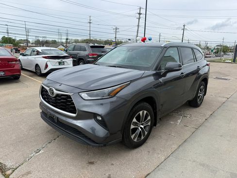 Used 2021 Toyota Highlander XLE AWD/4WD image 5