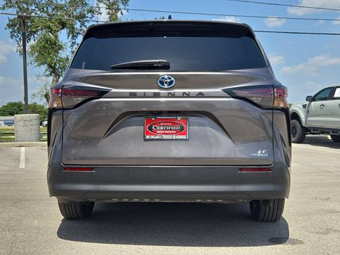 Used 2024 Toyota Sienna LE FWD image 4