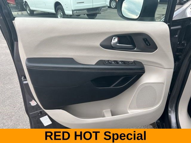 Used 2023 Chrysler Pacifica Touring-L FWD image 11